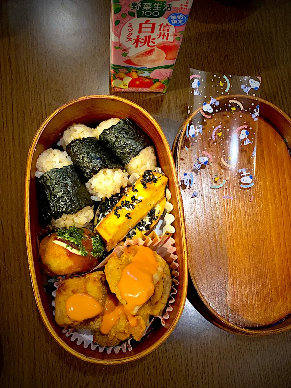 お弁当🍱　玄米おむすび　焼き海苔　薩摩芋天ぷら　胡麻塩　揚げタコ焼き　ソースマヨネーズ青海苔　フライドチキン　オーロラ辛ソース　白桃野菜ジュース|ch＊K*∀o(^^*)♪さん