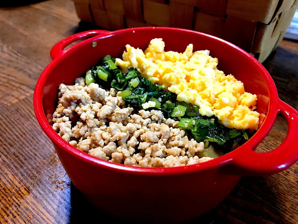 Snapdishの料理写真:豆腐そぼろのヘルシー三色丼|ちろるろさん