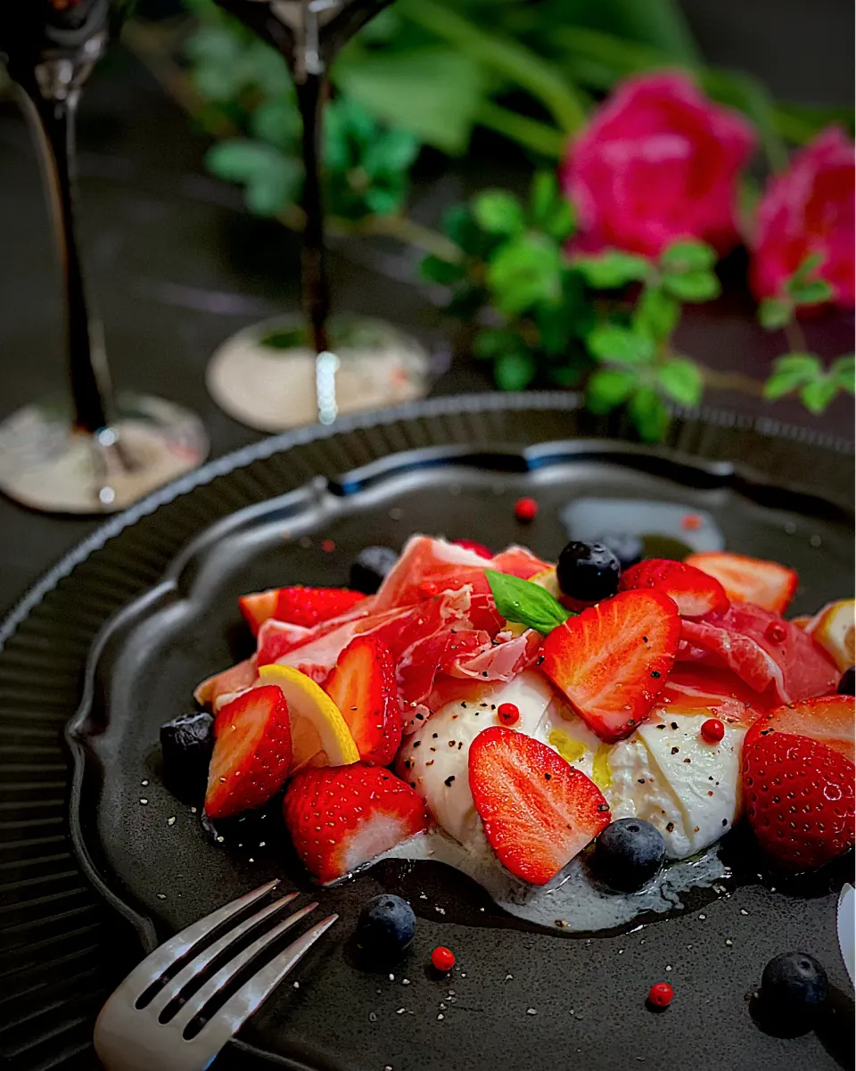 生ハムハモンセラーノとブッラータチーズといちご🍓のなんとか(*˘▿˘✽)ここでも甘酒ちゃんはいい仕事💓|AXさん