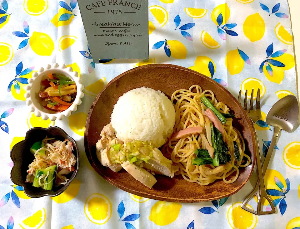 Snapdishの料理写真:✳︎小松菜とベーコンの和風パスタ✳︎海南鶏飯✳︎きゅうりとかにかまの中華和え✳︎ちくわのきんぴら|syamさん