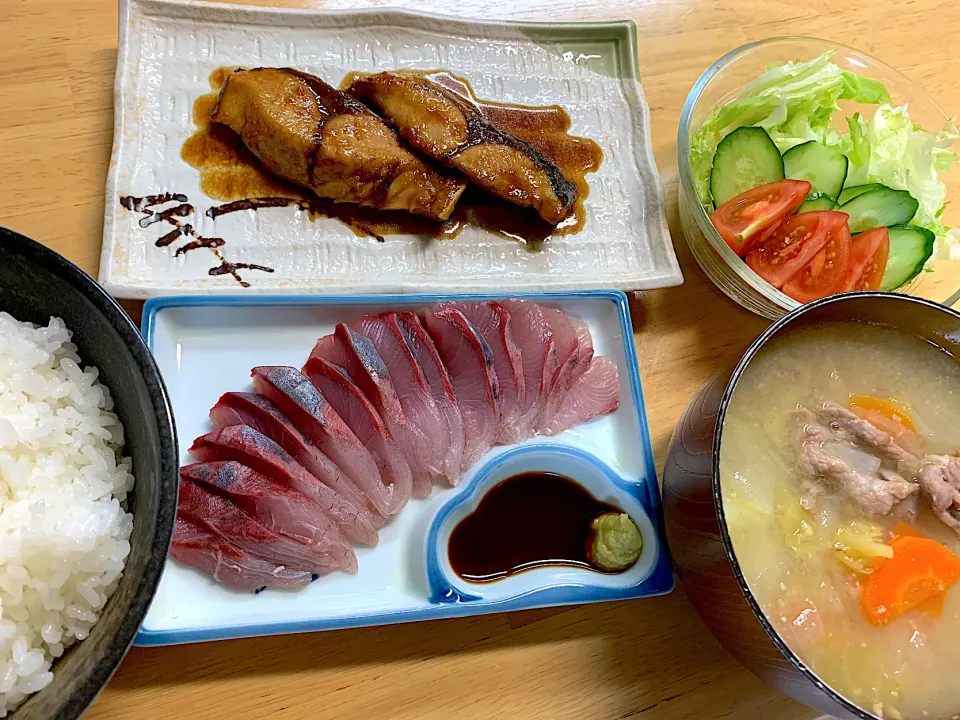 イナダのお刺身　イナダの照り焼き　豚汁|ゆさん