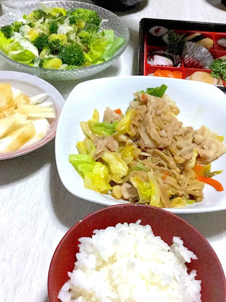 Snapdishの料理写真:野菜炒め、ほうれん草のお味噌汁、グリーンサラダ、山芋のたんざく|Ayaさん