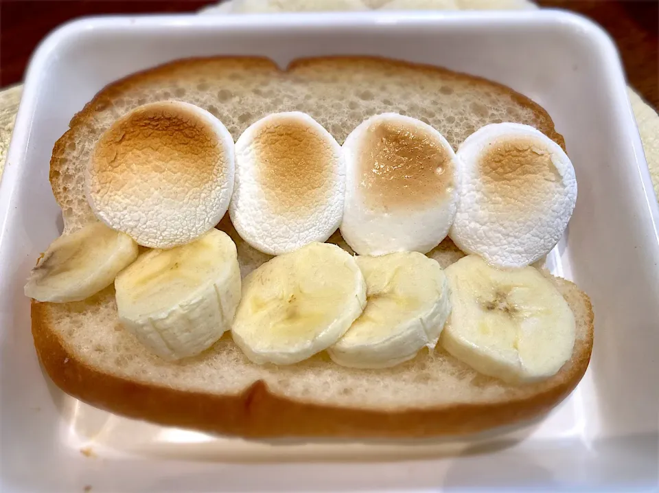 Snapdishの料理写真:マシュマロばななサンド|えりぺいさん