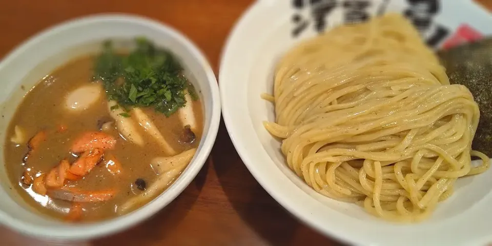 Snapdishの料理写真:炙りサーモンきのこつけ麺|あわさん