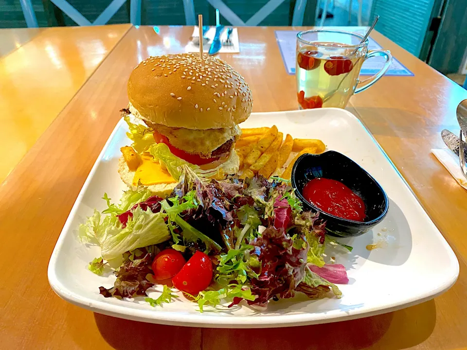 Double cheese home made beef burger with fried egg, Cajun french fries mesclun salad|skyblueさん