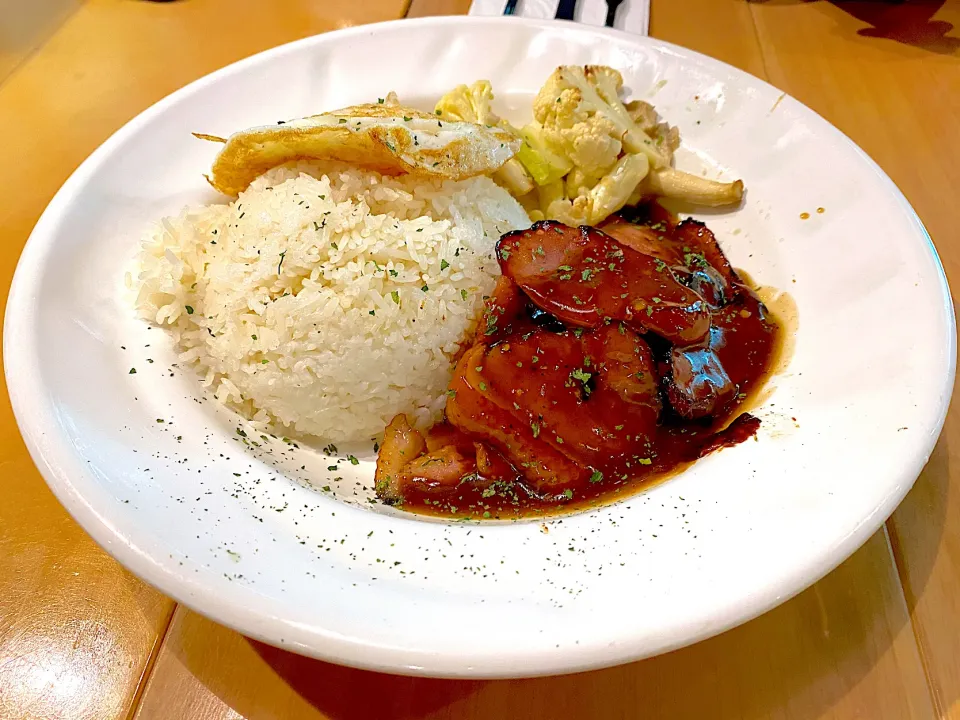 Steamed rice with smoked french breast and fried egg in black pepper and honey sauce|skyblueさん