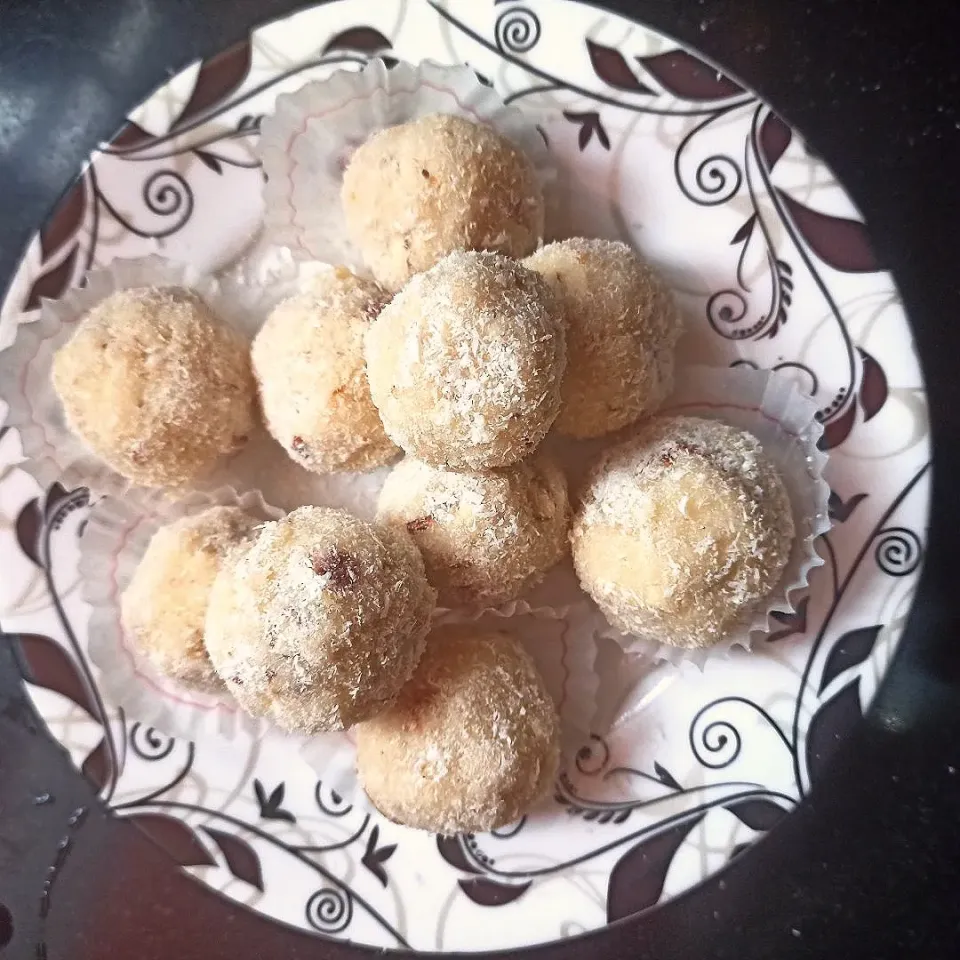 Snapdishの料理写真:coconut ladoo|aleezaさん