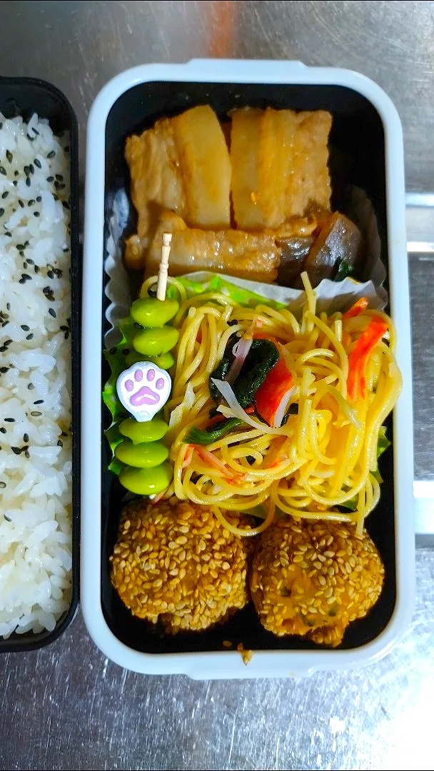 旦那弁当　2021/3/3

豚バラコンニャクのピリ辛炒め
カニカマとほうれん草のパスタ
えだまめピック
かぼちゃのごま団子|ユキヨメ♪さん