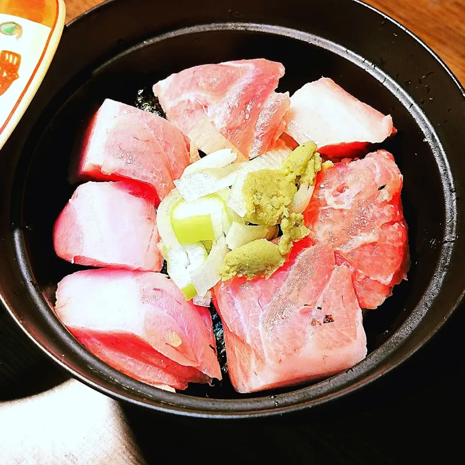 Snapdishの料理写真:本鮪大トロ丼〰️😋〰️気仙沼産の天然本鮪大トロが安く手に入ったので豪華どんぶり〰️🍜|quitaさん