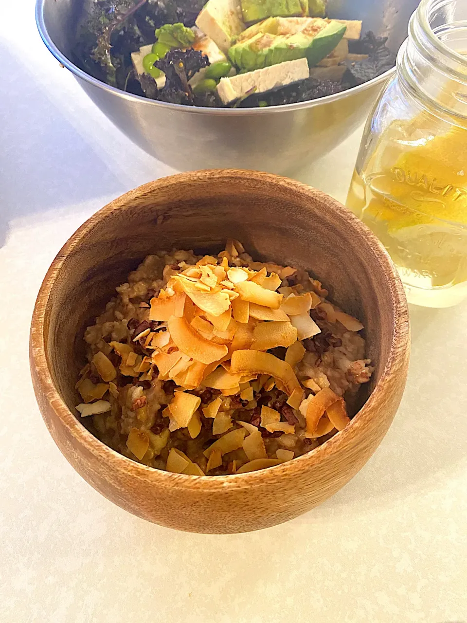 ココナッツ・カカオのオートミール🥣🥗🥑🥬豆腐ケールサラダとレモン水🍋|にゃんこさん