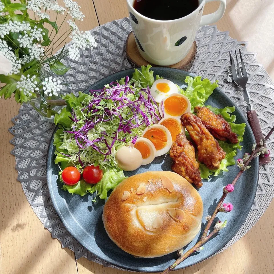 Snapdishの料理写真:3/3❤︎ワンプレートベーグルランチ🥯🌸
・
（ベーグル具材）
・みそチーズナツメグベーグル
・手羽中のから揚げ
・半熟煮卵
・春キャベツたっぷりサラダ🥗|Makinsさん