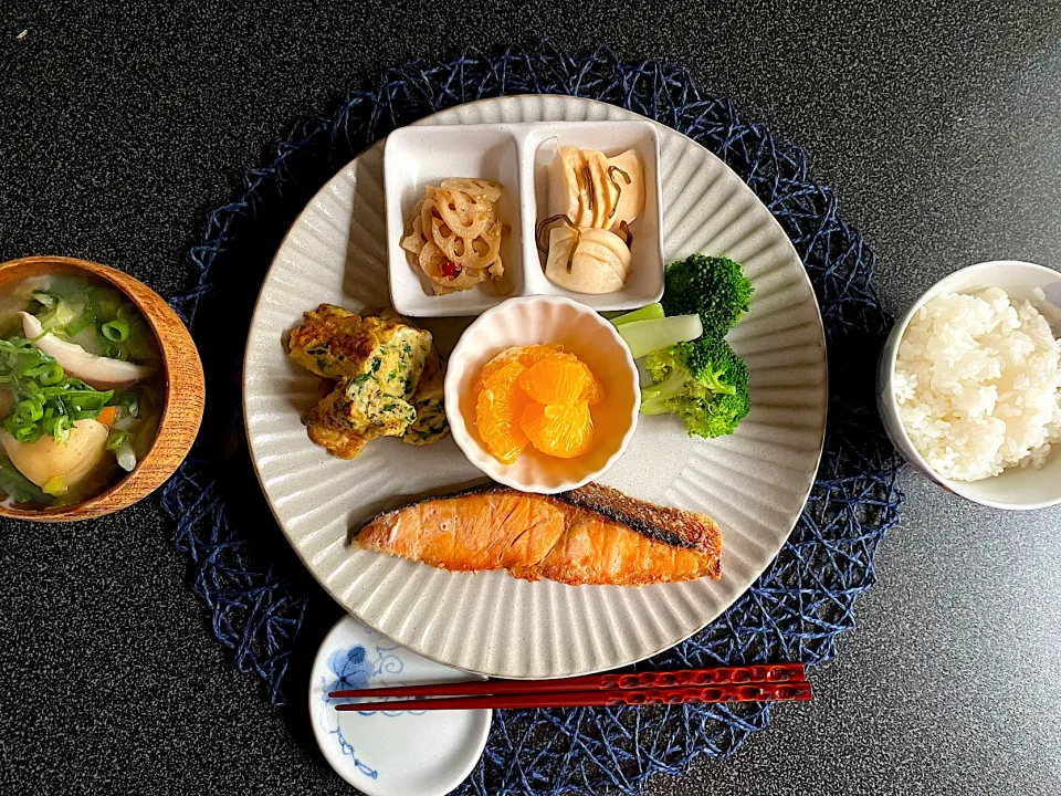 Snapdishの料理写真:一人暮らしのお昼ごはん『焼き鮭 定食』|emiさん