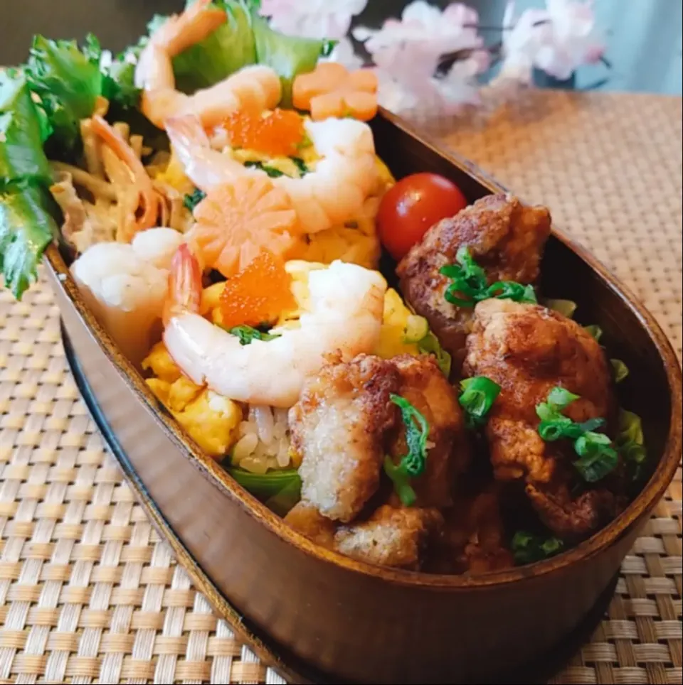 今日のお弁当。
ひな祭りで菜の花と卵のちらし寿司おにぎり。しょうゆ唐揚げ。|yoshiyoshiさん