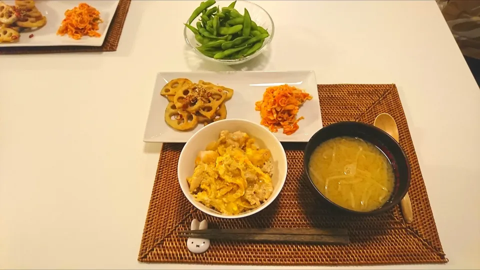 今日の夕食 甘酒親子丼、れんこんの甘酒きんぴら、切り干し大根のキムチ和え、もやしとわかめの味噌汁|pinknari🐰🌈さん