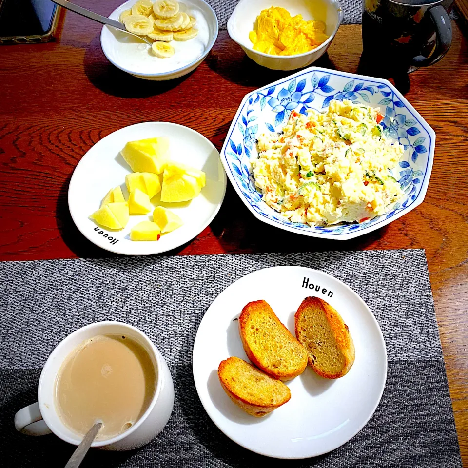 3月 3日　朝ごはん　胡桃パン、カフェオレ、りんこ、ポテトサラダ|yakinasuさん