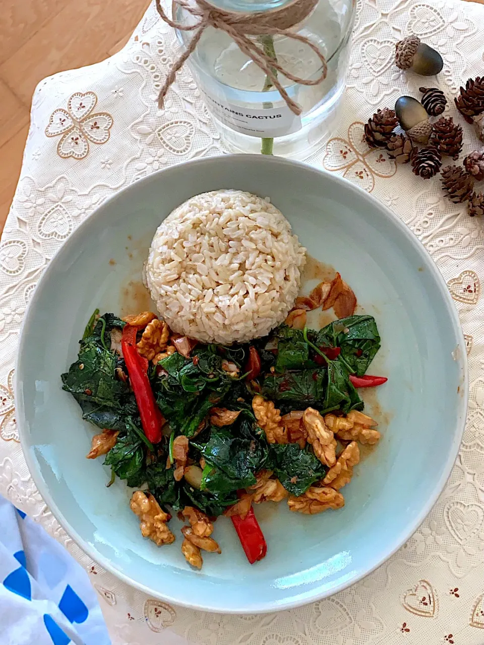 Stir-fried ivy gourd leaves with walnut|Natchy🦋さん