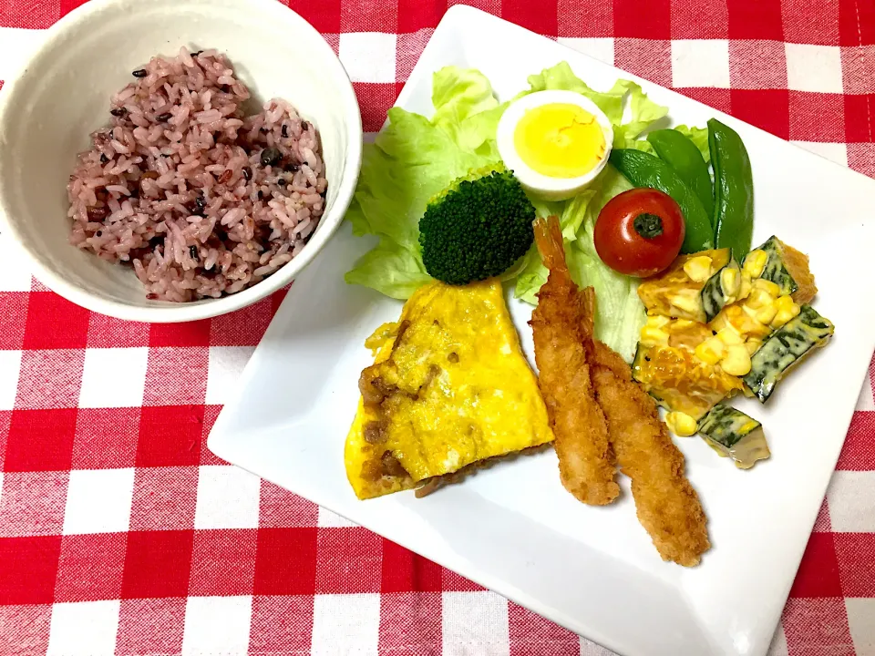 海老フライ、豚生姜焼きオムレツ、カボチャとコーンのサラダ、茹で卵、茹でスナップエンドウ|jackybeanさん