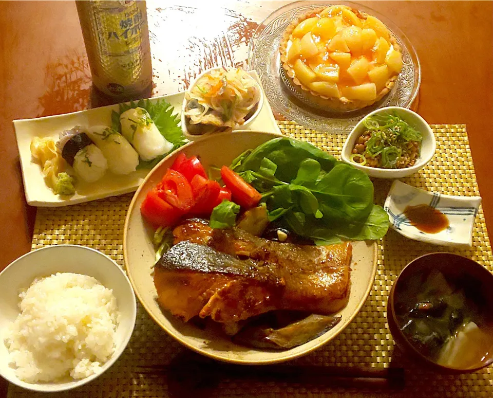 Today's dinner🍴 ｲｶのお寿司･鯵の南蛮漬け･胡麻納豆･ｻｰﾓﾝの和風ﾑﾆｴﾙw/ﾙｯｺﾗ,ﾄﾏﾄ,茄子･白飯･大根とわかめのお味噌汁･桃のﾚｱﾁｰｽﾞﾀﾙﾄ|🌈Ami🍻さん