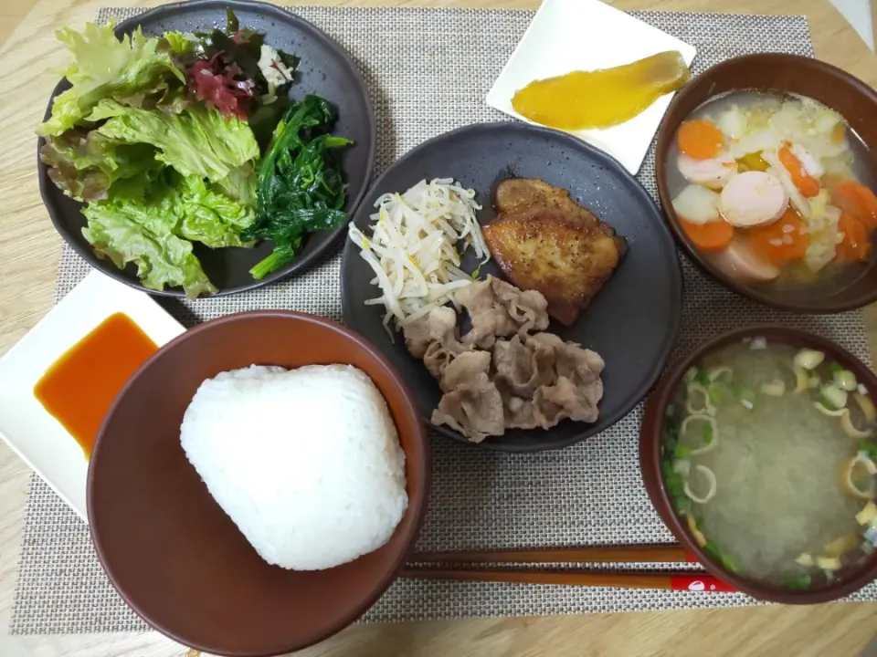 白飯
わかめの味噌汁
ポークステーキ
温牛しゃぶ
じゃがいもと人参と魚肉ソーセージのスープ
ほうれん草の塩ゆで
ちぎりレタスの海藻サラダ
干しいも|あぎふぁんさん