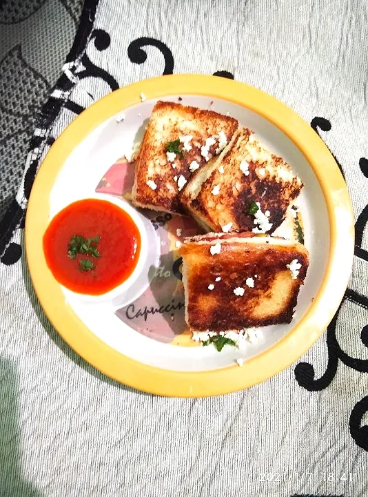 Crisp Bread sandwich with tangy tomato sauce|Gelliさん