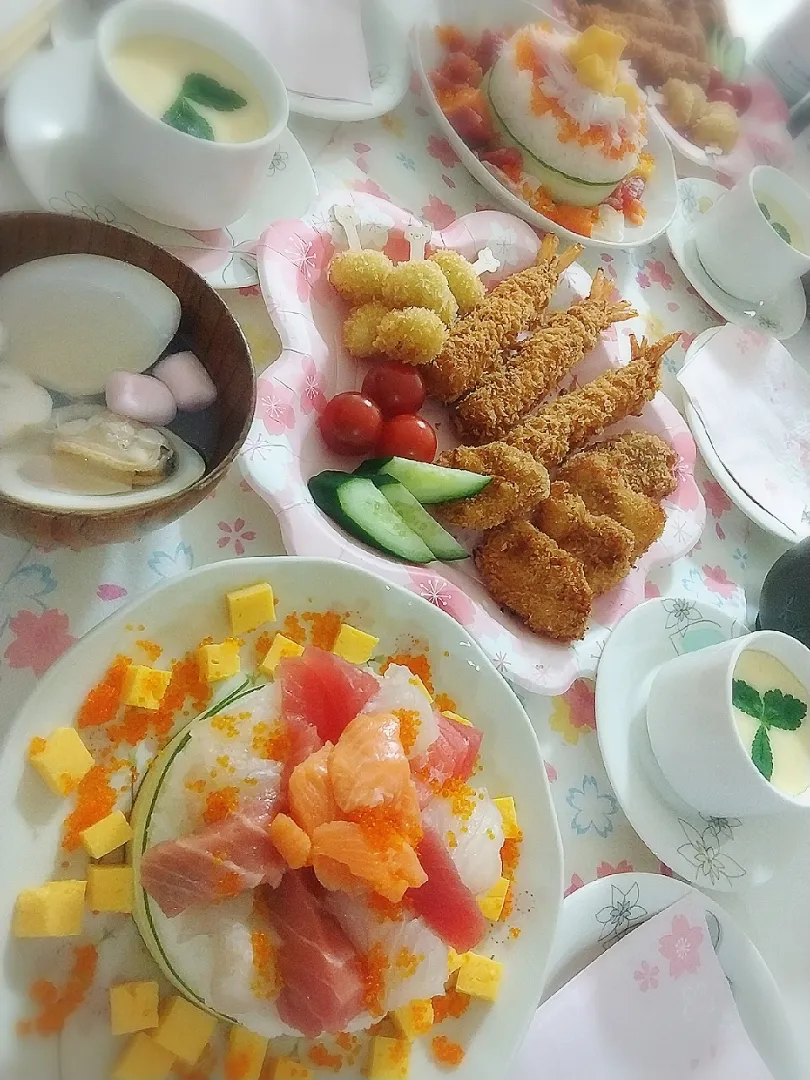 ひな祭り夕食~🎎(*^^*)
ばらちらし寿司2種
パパ→マグロ、サーモン、鯛、(とびっこ、卵)
子供達→とびっこ、カニカマ、卵、(マグロ、サーモン、鯛)
揚げ物(ヒレカツ、海老フライ、うずらの卵)
茶碗蒸し(鶏肉、かまぼこ、えのき、みつば)
はまぐりのお吸い物|プリン☆さん