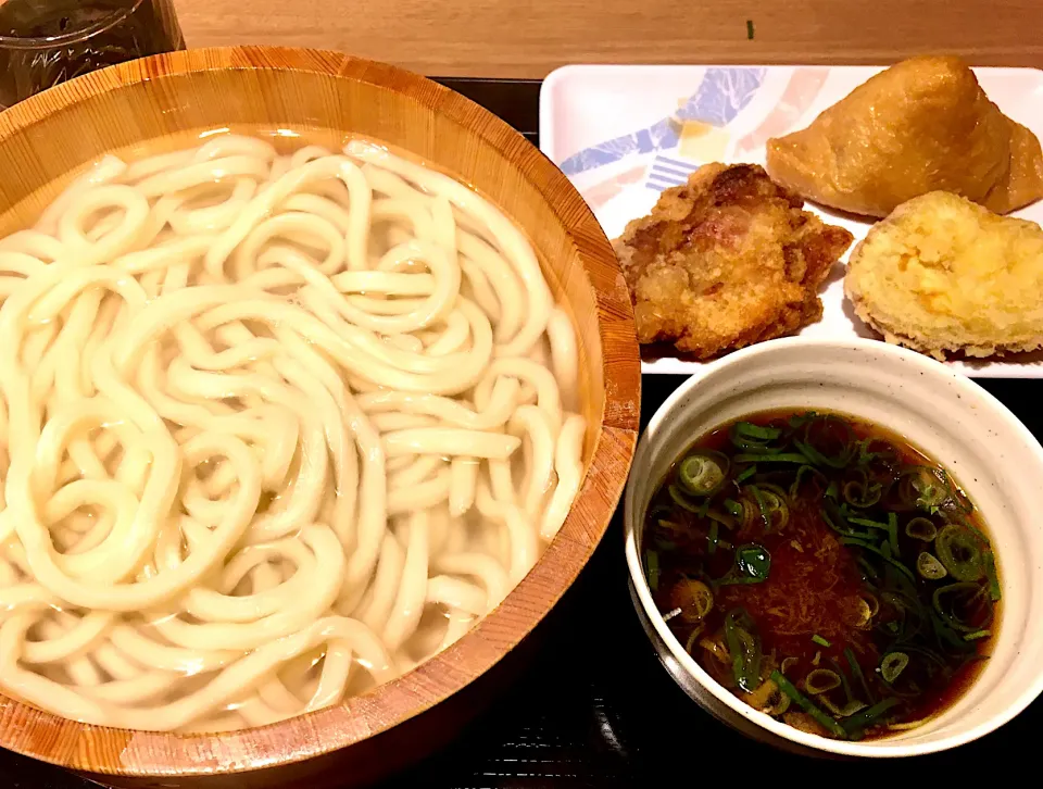 Snapdishの料理写真:今日のランチは＂釜揚げうどん＂       (大分中津唐揚げ、薩摩芋天、いなり)|mottomoさん