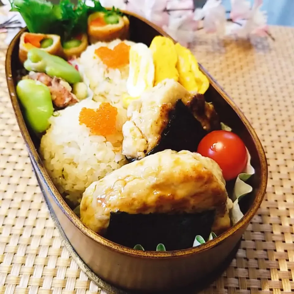 Snapdishの料理写真:今日のお弁当。鯛めしおにぎり。葉玉ねぎの鶏つくね。そら豆とベーコンのポテトサラダ。|yoshiyoshiさん