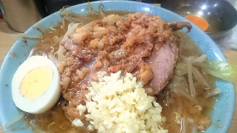 ラーメン富士丸 
明治通り都電梶原店
富士丸ラーメン（900円）
－麺半分
＋生卵（麺半分で無料）
＋ちょいアブラ（無料）
＋ニンニク（無料）
＠梶原3分
（赤羽から自転車25分）
21049|大脇さん