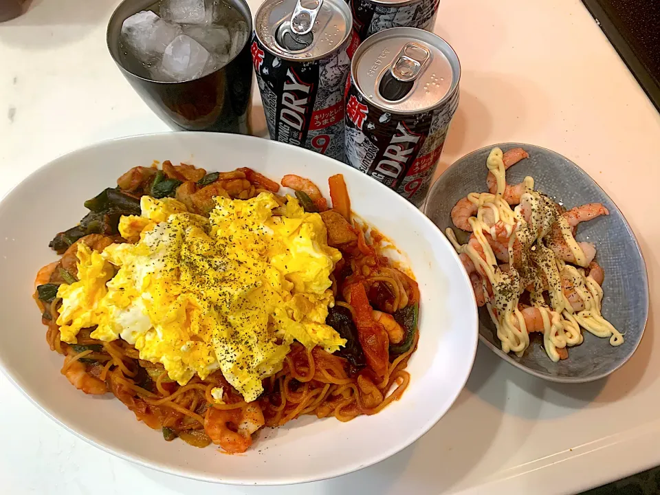 鶏のトマト煮にしようと思ったら水分多めだったのでそこにパスタ投入してみた🍻|良太さん