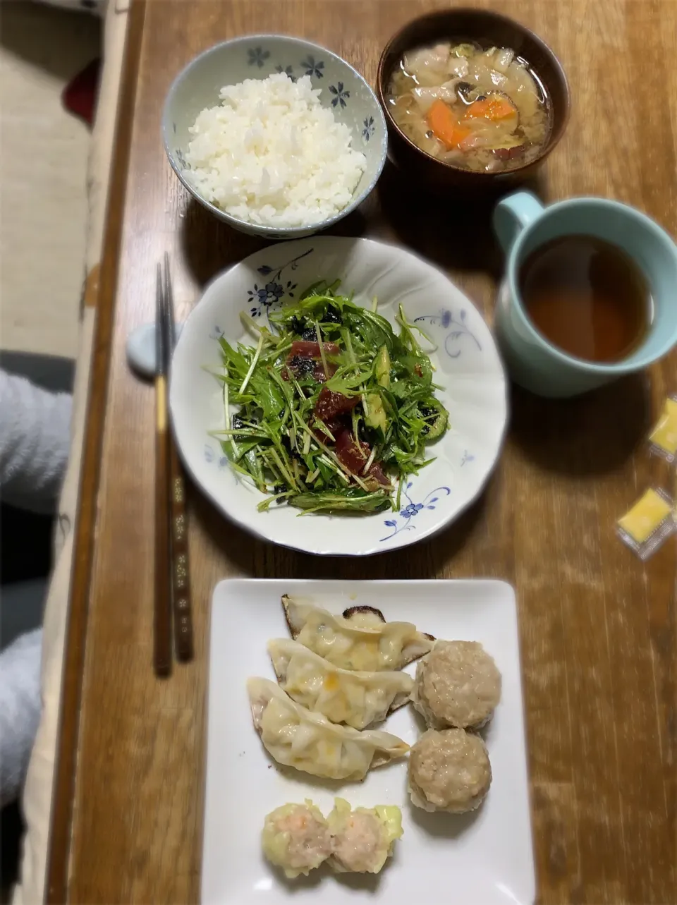 餃子・焼売・鰹の韓国風サラダ・豚汁・ご飯|ちびろ菌さん