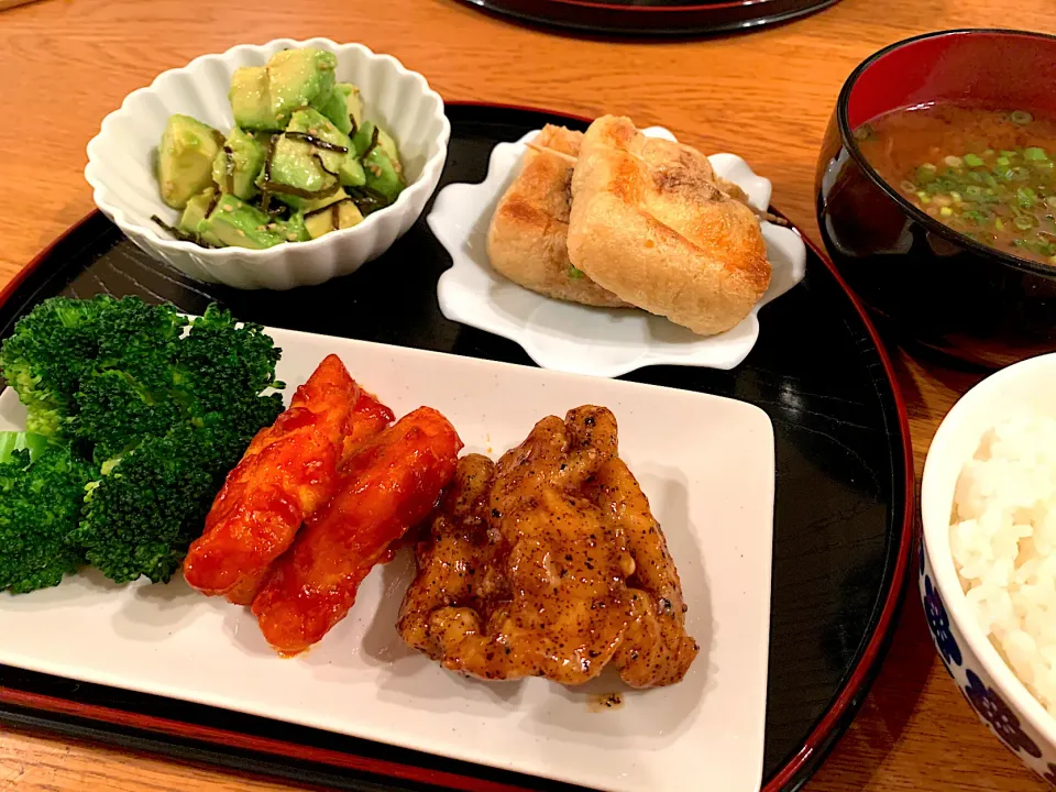 我が家の晩ごはん🍚ヤンニョムチキンと旨辛ペッパーだれチキン、アボカドナムル、ネギおかかの油揚げ焼き|いちごさん