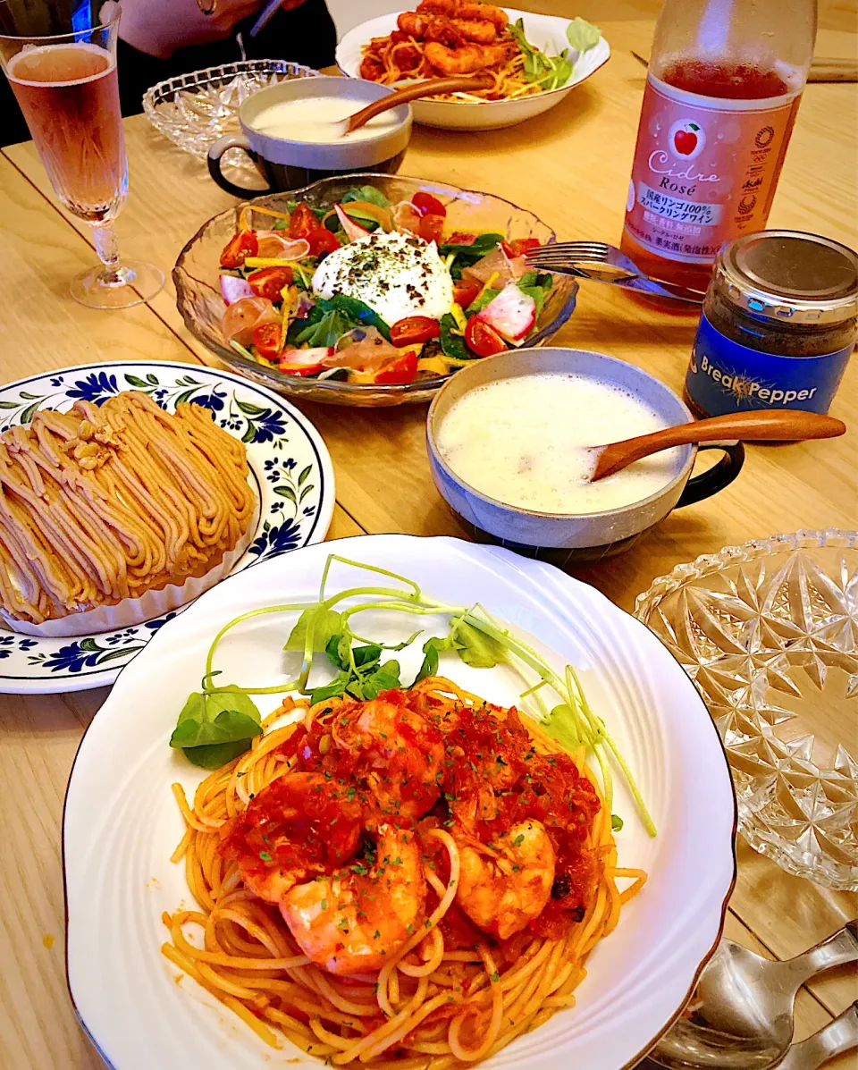 今日の夕食　ソフトシェルシュリンプのトマトソースパスタ　ブッラータの生ハムサラダ　ビシソワーズ　モンブラン|ふわ猫はなちゃんさん