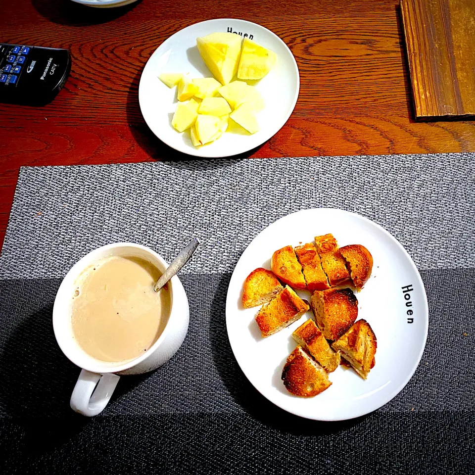 3月 4日　朝ごはん　胡桃パン、カフェオレ、林檎|yakinasuさん