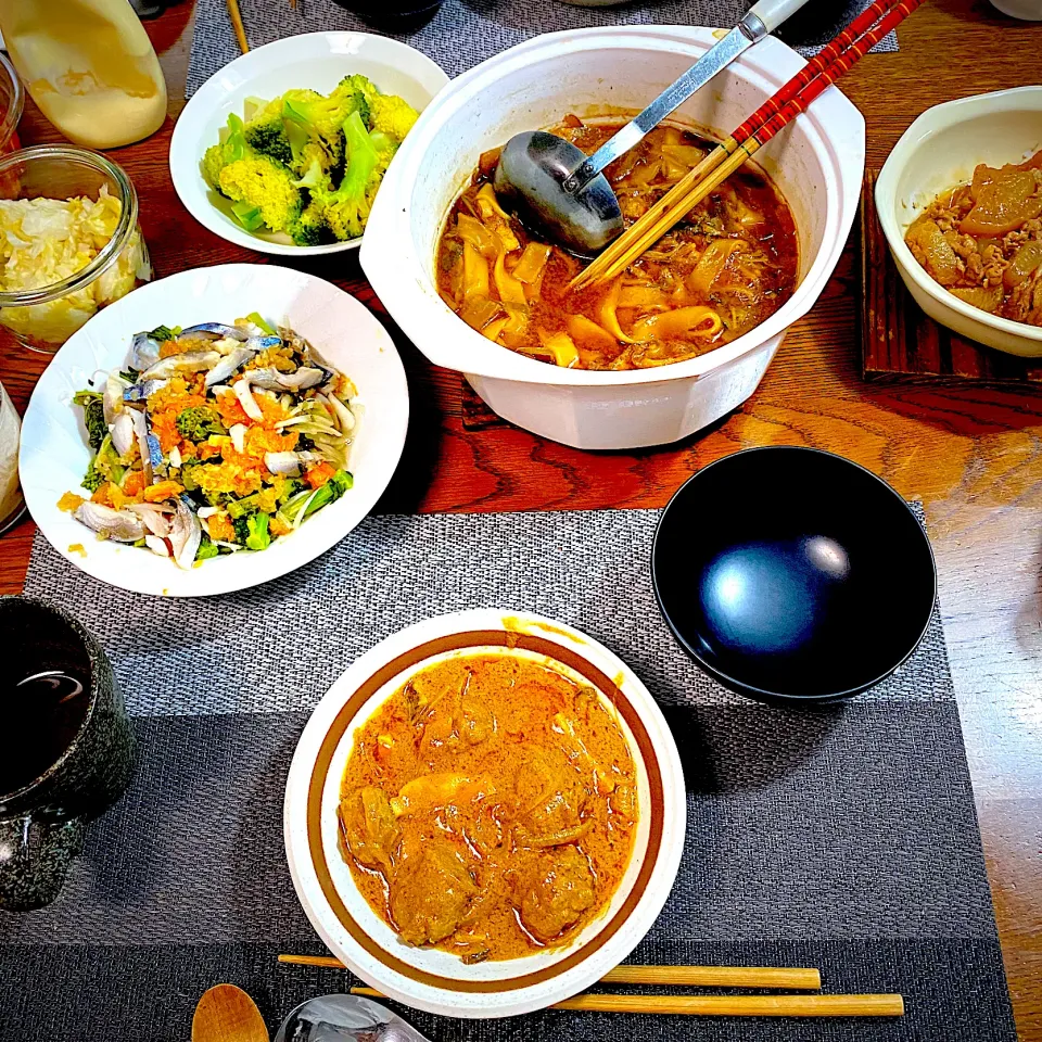 ミートボールカレークリーム煮、大根と豚肉の煮物、お昼の味噌煮込みうどんの残り、シメサバと菜の花玉ねぎミカンのカルパッチョ、常備菜、漬物|yakinasuさん