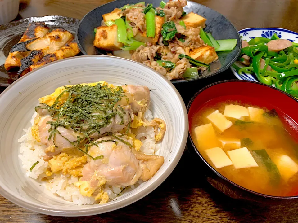 親子丼、豚バラ厚揚げと小松菜の香ばし炒め、鮭ハラミ、ピーマンとウインナーの醤油炒め、じゃがいもの味噌汁|なちゃむさん