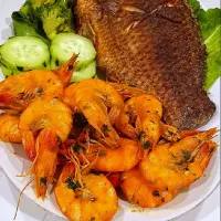 delicious grilled fish.
 with shrimp and fresh salad...😜|sabor Astridさん