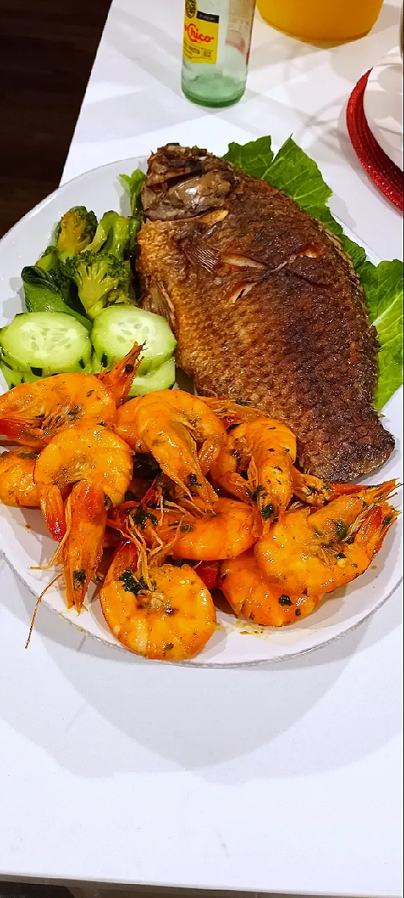 delicious grilled fish.
 with shrimp and fresh salad...😜|sabor Astridさん