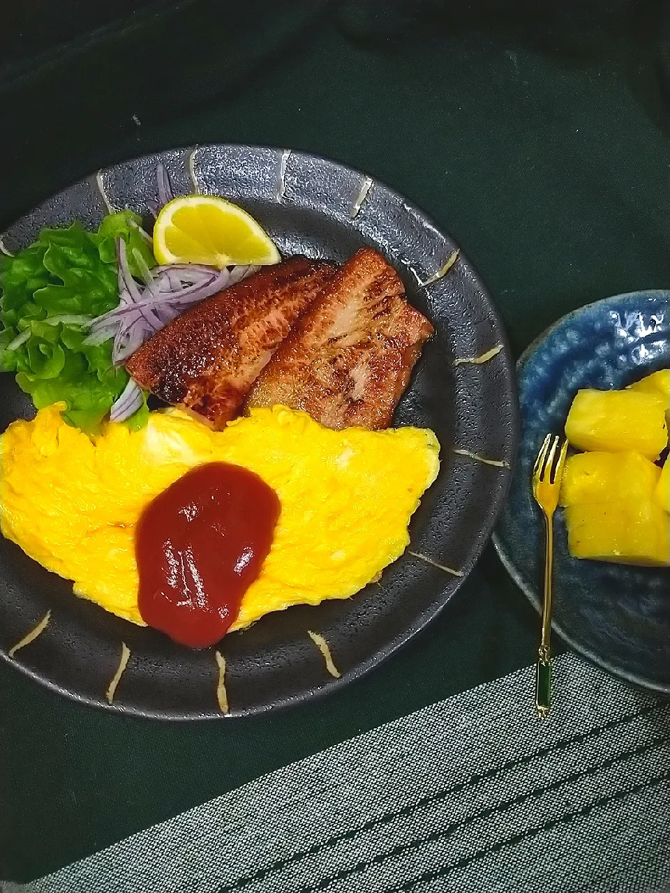 オムレツと生パイン🍍
こんがり厚切りベーコン
　朝食はそれぞれ🍚or🍞|cheryl_tasteさん