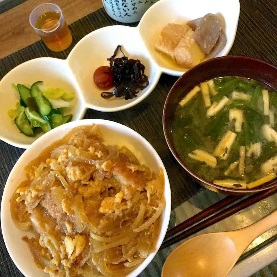 2021年3月5日　男前美容師の手作り朝ごはん　カツ丼　ほうれん草とあげ味噌汁　厚揚げとこんにゃくの味噌煮　白菜漬け|Booパパさん