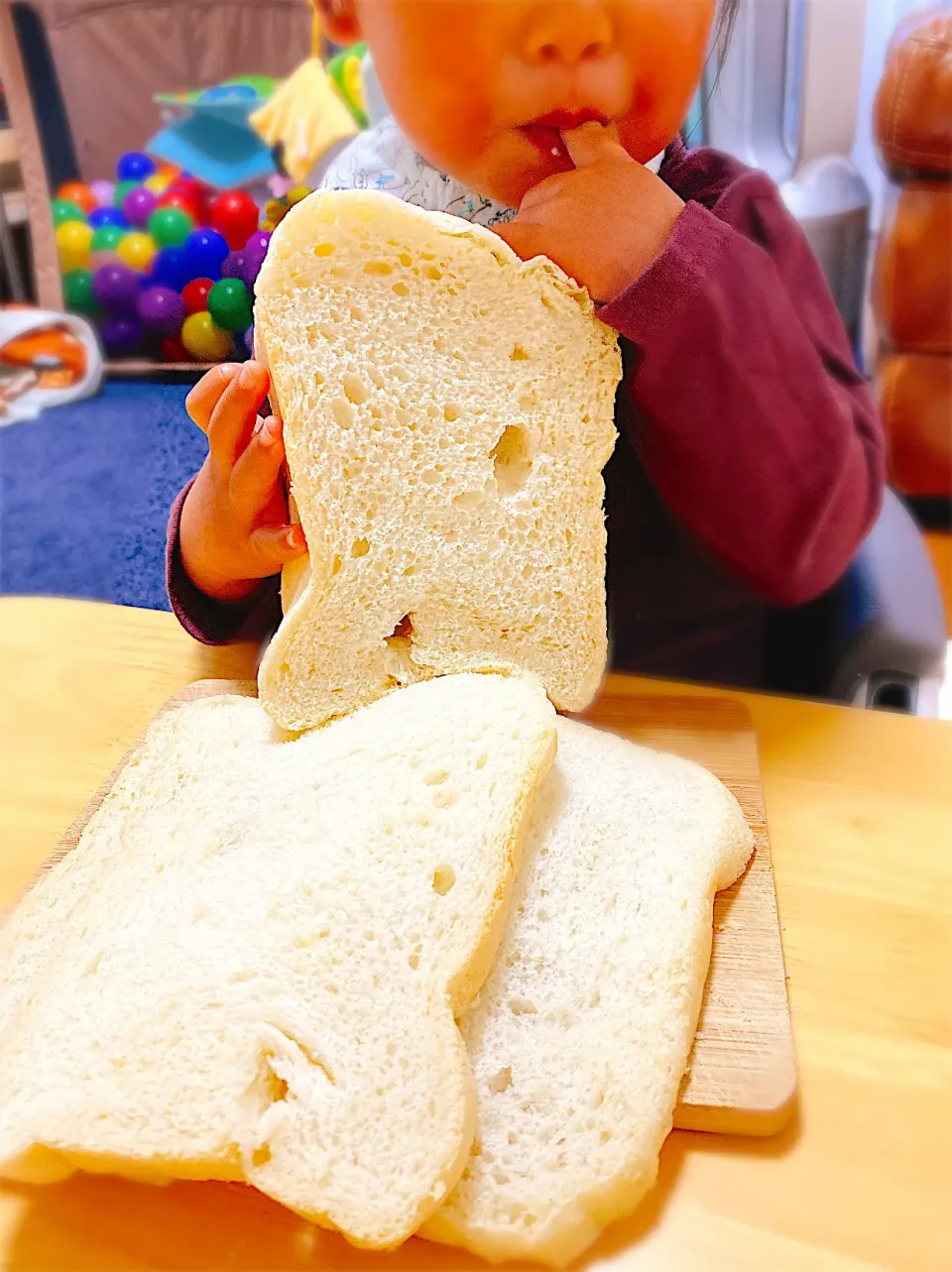 Snapdishの料理写真:我慢できない♡息子が丸ごとかぶりついたふわふわ白食パン。|ぽき。さん