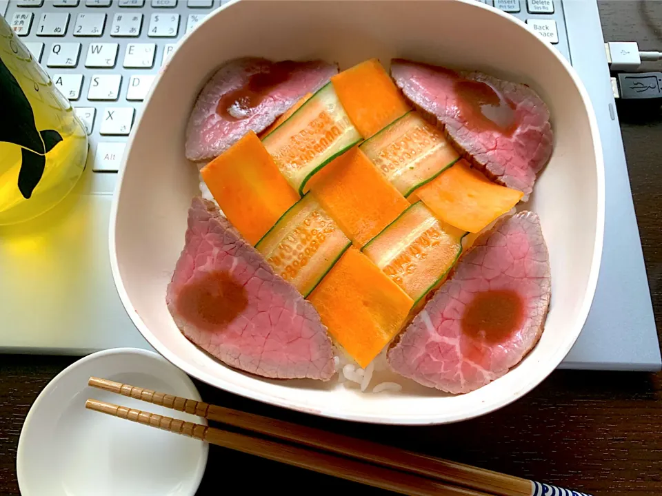 リモートワークでデスクご飯笑　ローストビーフ丼|いーのさん