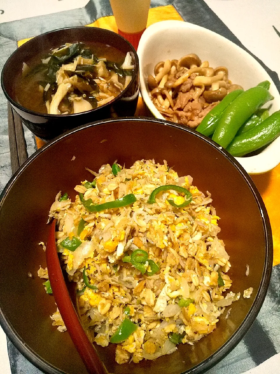 今日のお昼ごはん
※しらすとピーマンのオートミール炒飯
※豚コマとしめじの生姜焼
※スナップえんどう
※キノコのとワカメのお味噌汁|れあMIXさん