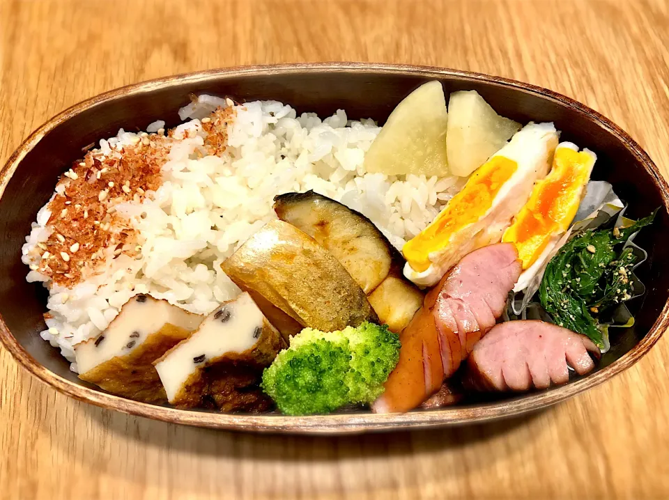 サラ弁　　　　　　　　　　　　　　　　　焼き鯖　目玉焼き　アシタバの胡麻和え|じゅんさんさん