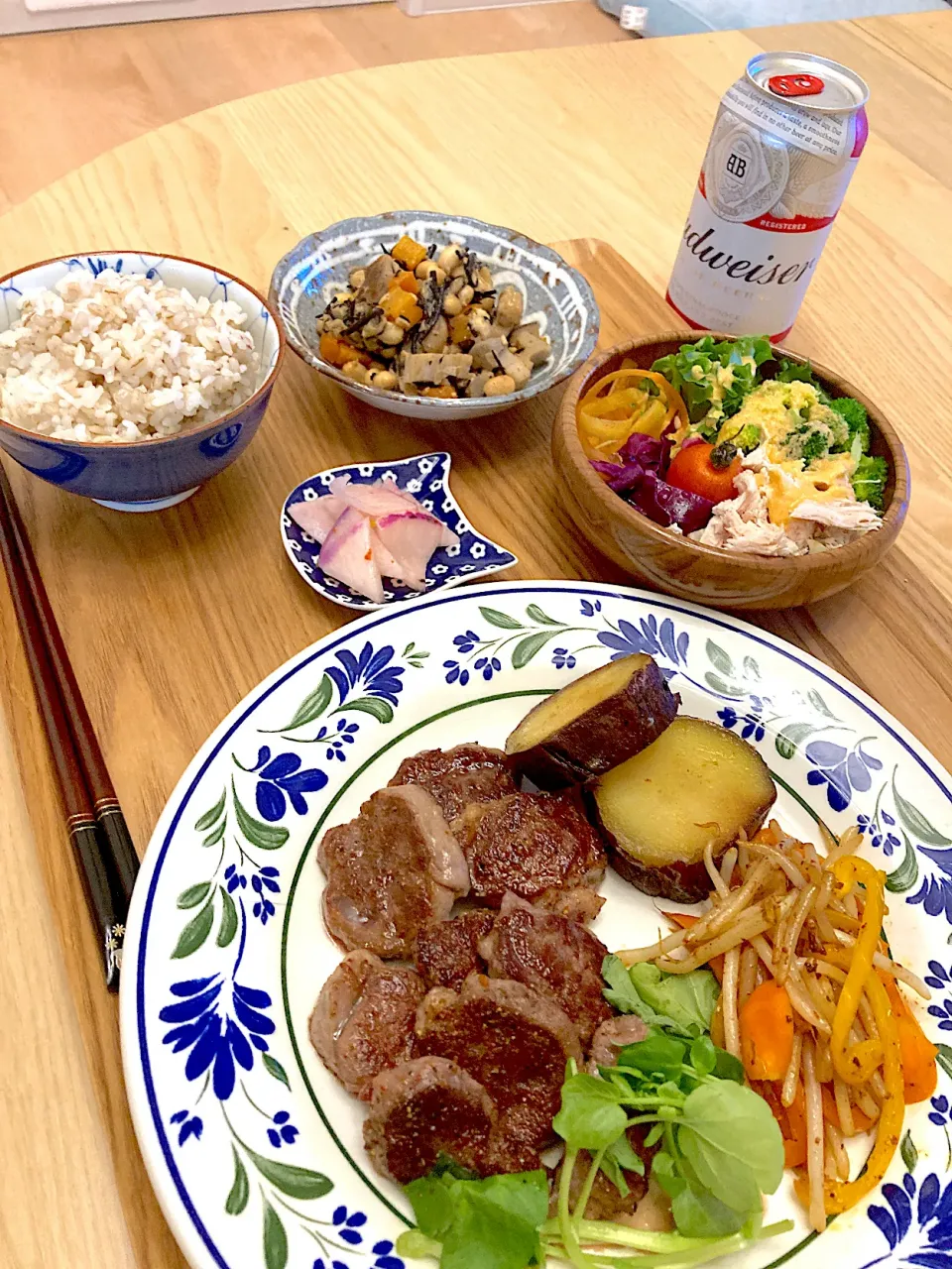 今日の夕食　一口ステーキ　蒸かし芋のバターソテー　もやしとカラーピーマンの炒め物　五目豆　サラダ　あつみかぶの浅漬け　もち麦ごはん|ふわ猫はなちゃんさん