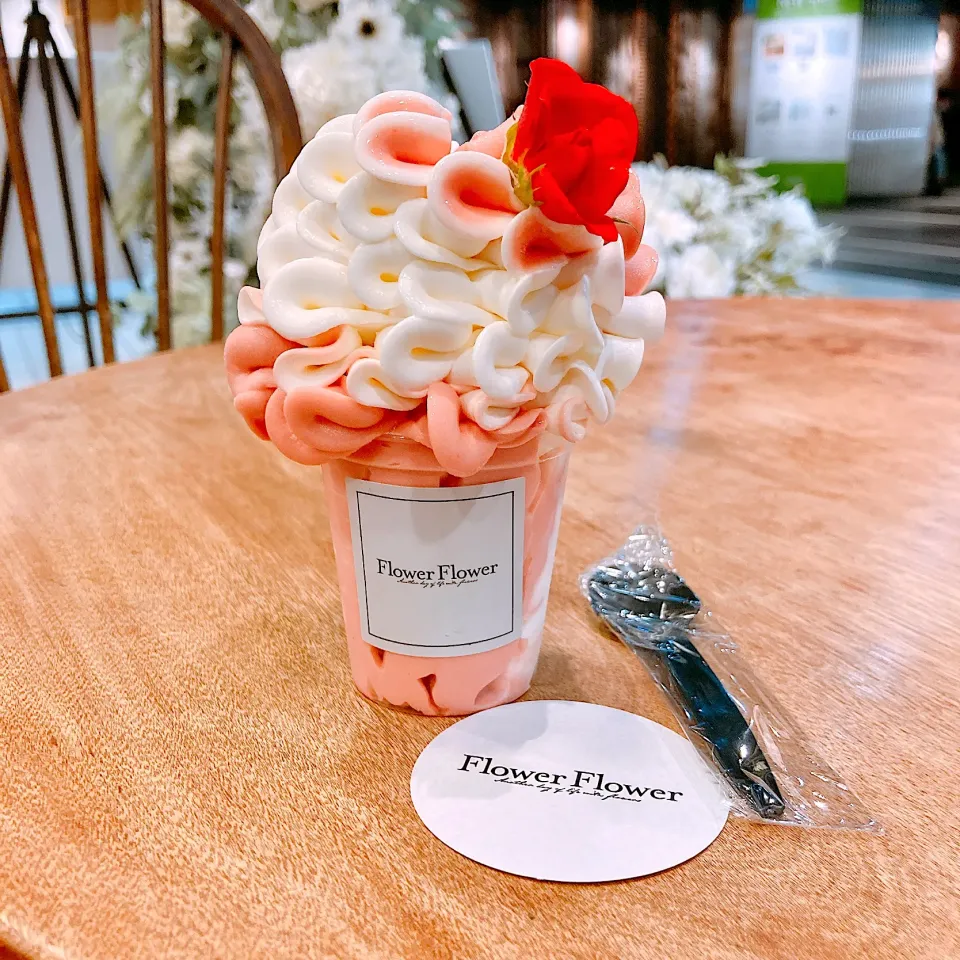 札幌カフェ「Flower Flower」の薔薇のソフトクリーム🌹|Happy suzumeさん