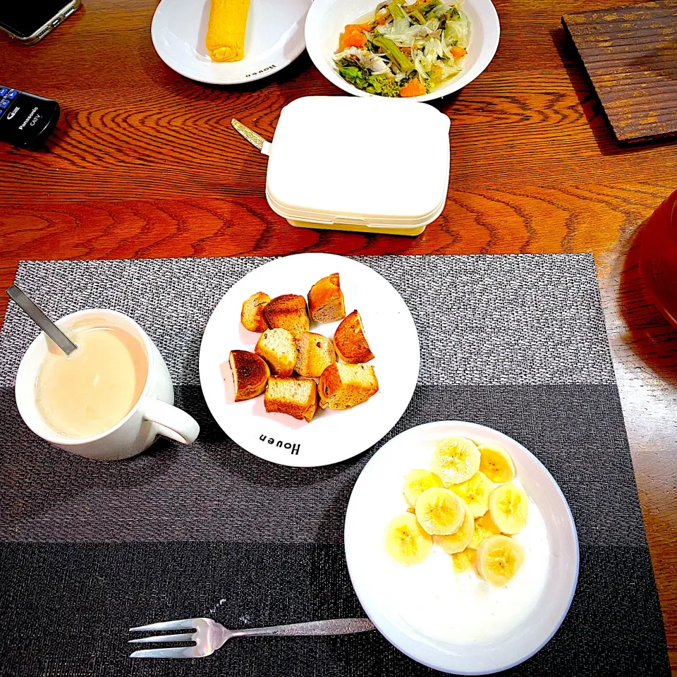 3月 5日　朝ごはん　胡桃パン、カフェオレ、ヨーグルトバナナ、菜花のマリネ|yakinasuさん