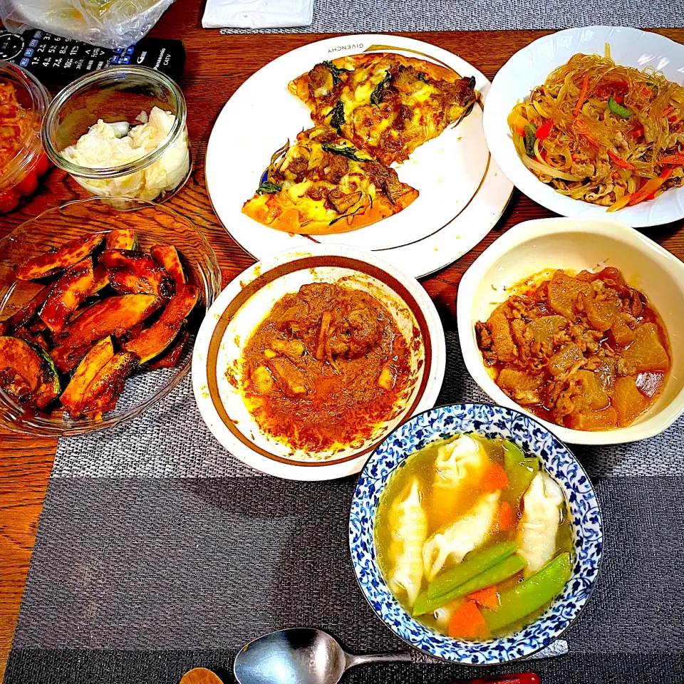 チャプチェ、南瓜の甘辛焼き、ひるのピザ残り、大根煮、シメサバと菜花のカルパッチョ、常備菜、漬物|yakinasuさん