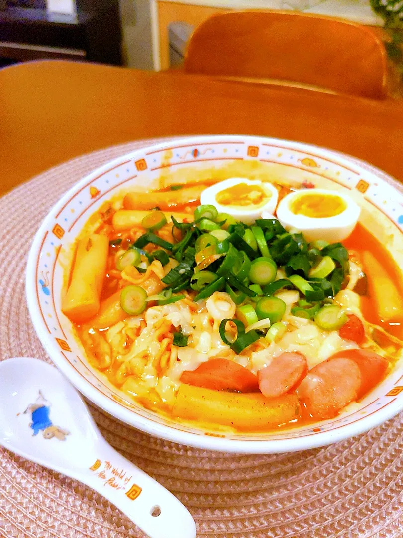 一人の晩ごはん
*チーズラポッギです*辛ラーメンとトッポギを煮込んでいます。ピリ辛で美味しい♡|yuriさん