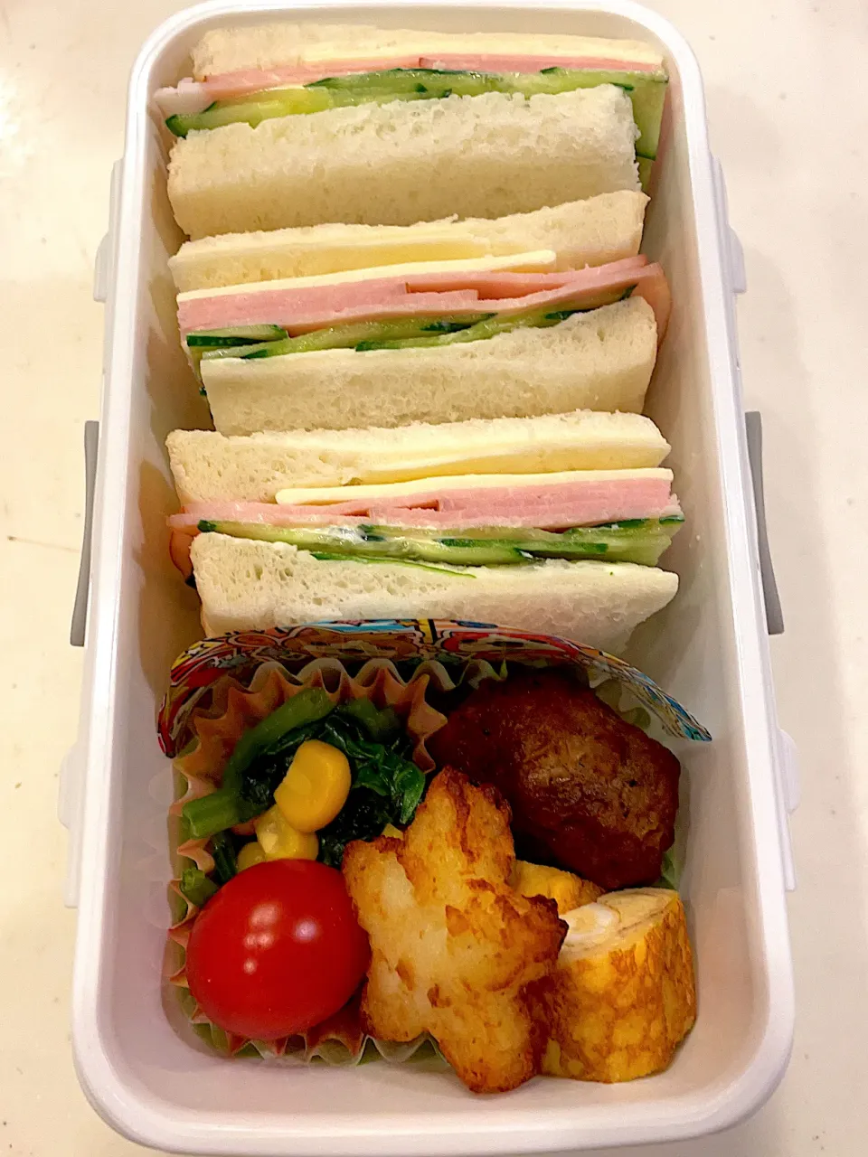 Snapdishの料理写真:サンドイッチのお弁当🥪|Michiko Okamotoさん