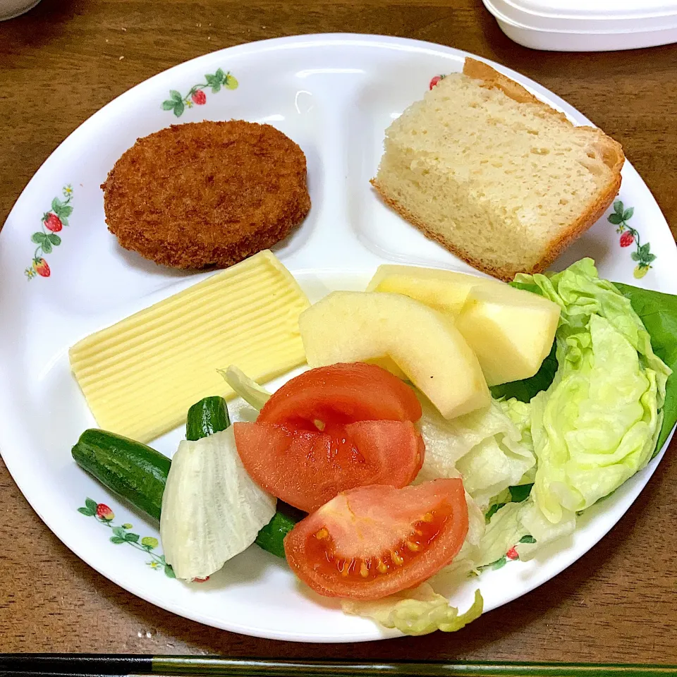 コロッケとパンとサラダ🥗|みんみんさん